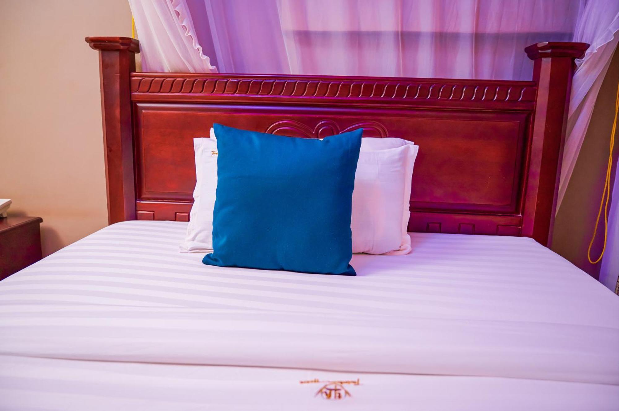 Twin Towers Hotel 캄팔라 외부 사진